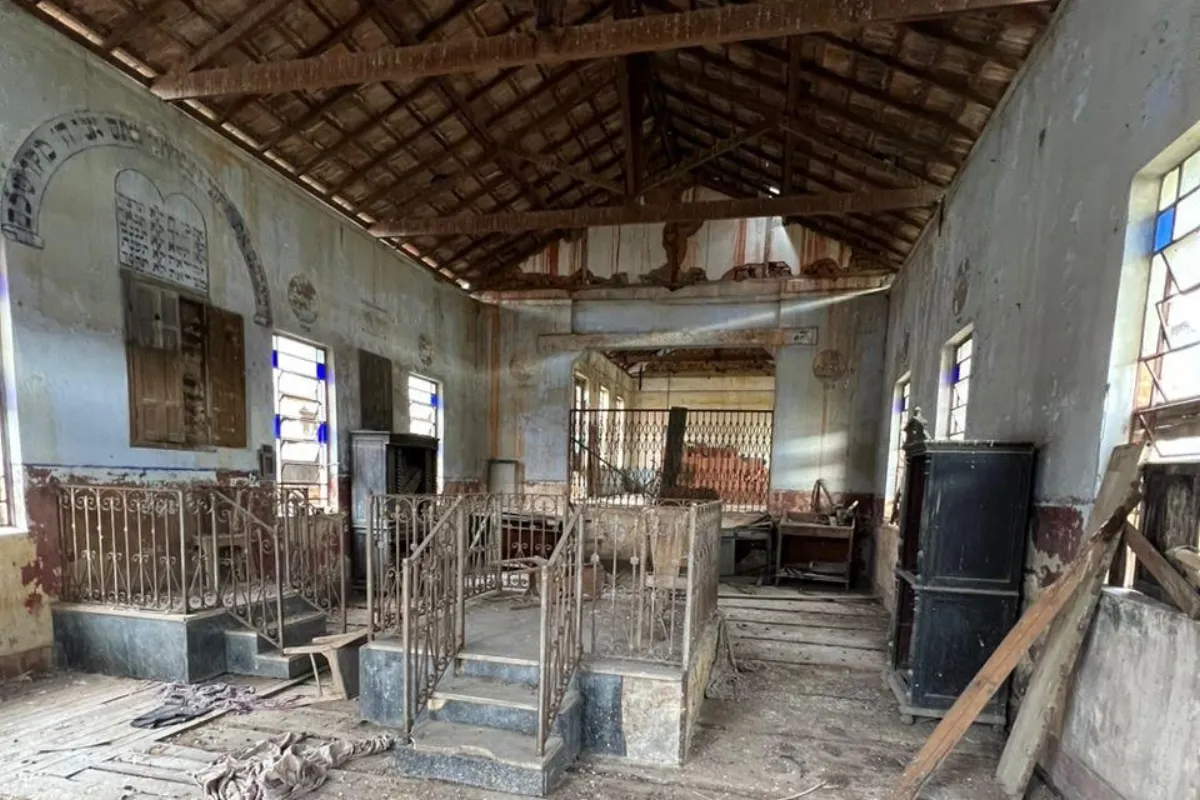 Interior arquitetônico de acervo técnico em restauração
