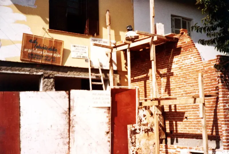 Obra com estrutura interna e mobiliário planejado em execução