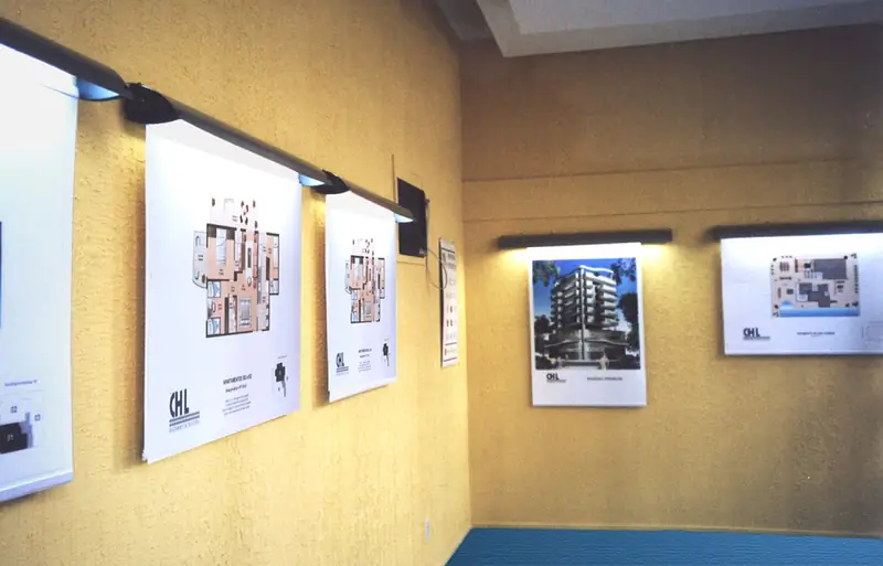 Expositores em parede para mostra de objetos e imagens