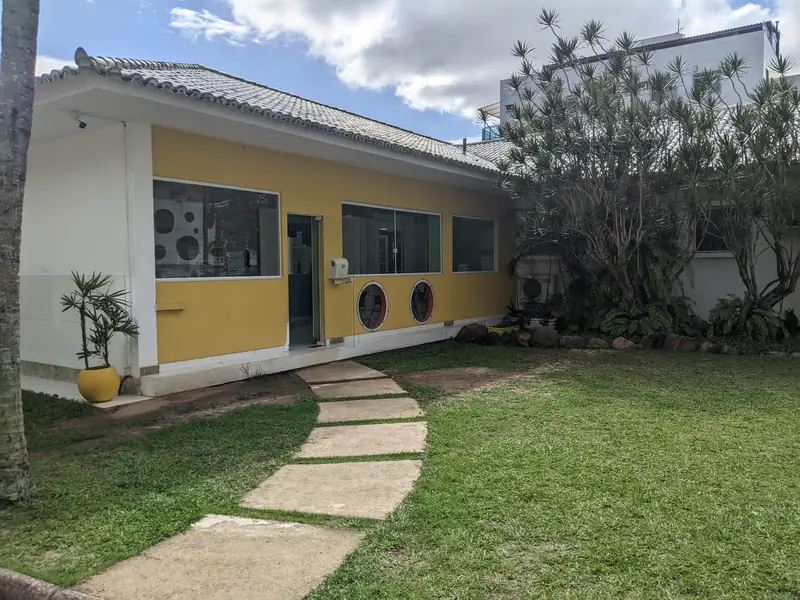 Fachada e jardim de imóvel vistoriado para avaliação técnica