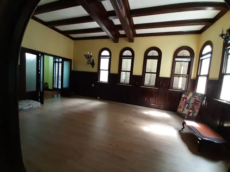 Sala ampla com janelas arqueadas preparada para uso cultural