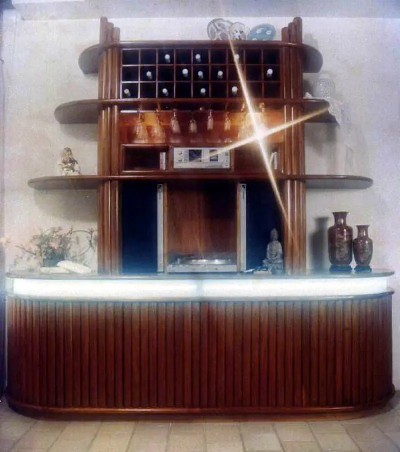 Bar planejado em madeira como peça funcional de design